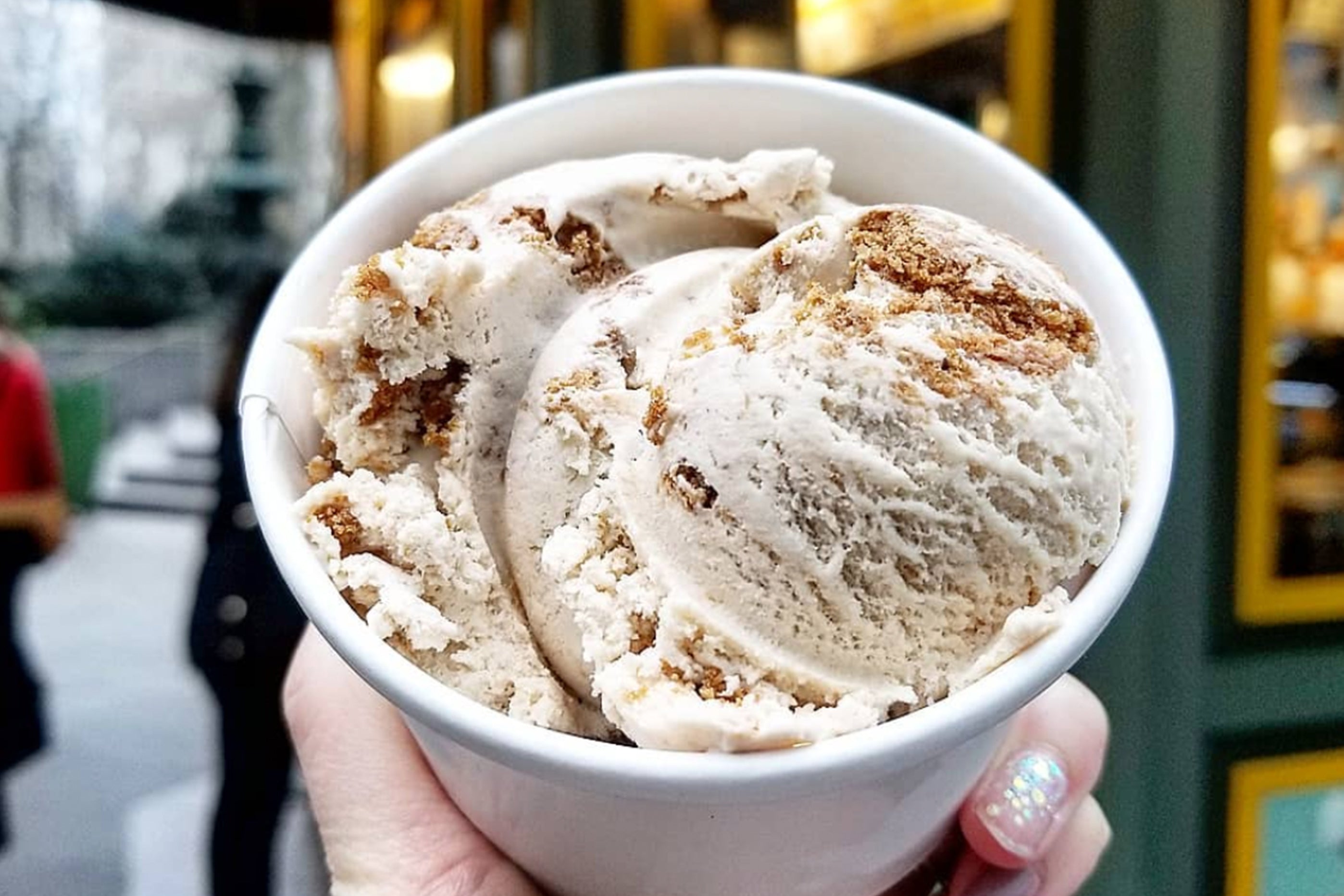 Spekuloos cookie ice cream in a cup